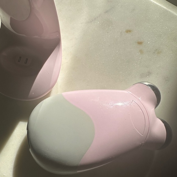 NuFACE Trinity Facial Toning Device Kit - Picture 4 of 4